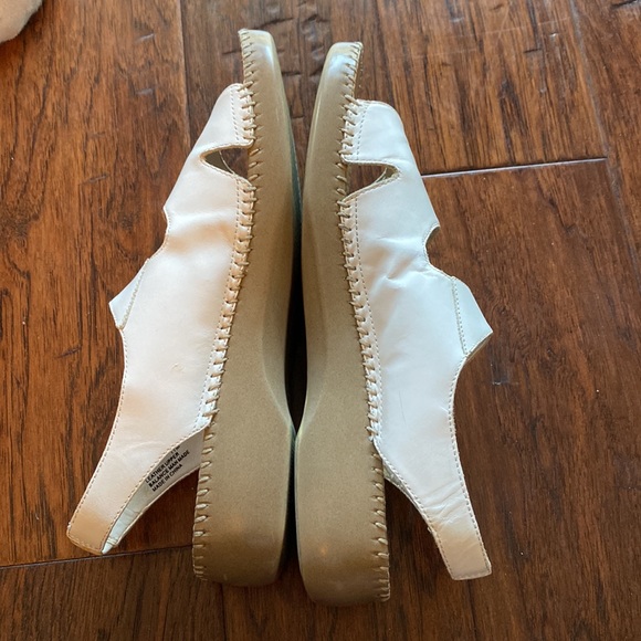 Naturalizer White Sandals 11 - Picture 5 of 11